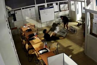 Video z Petrohradu zachytilo, jak ženy v předklonu za zády policisty manipulují volby - Novinky